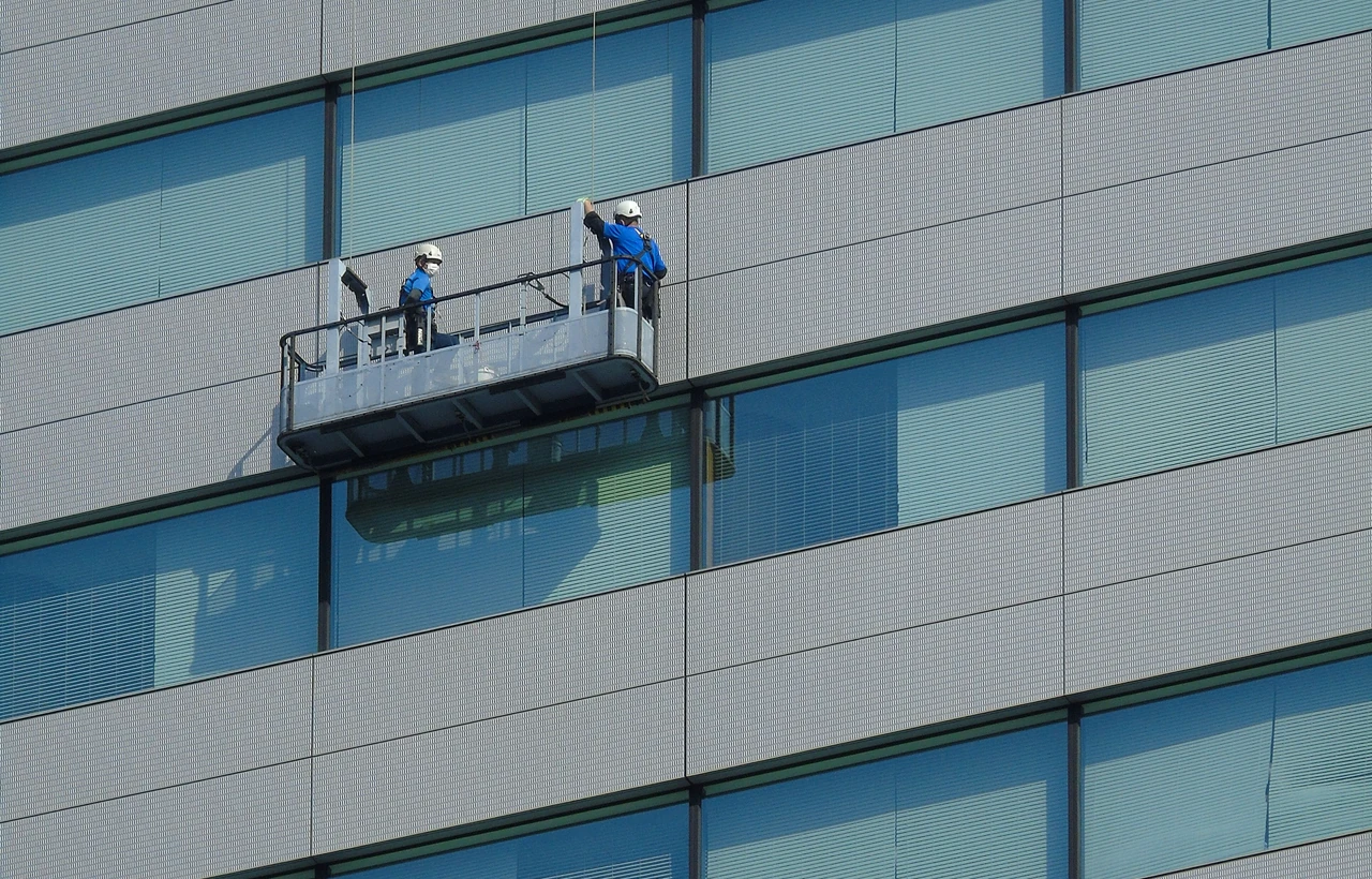 Glasreinigung an einer hohen Fassade