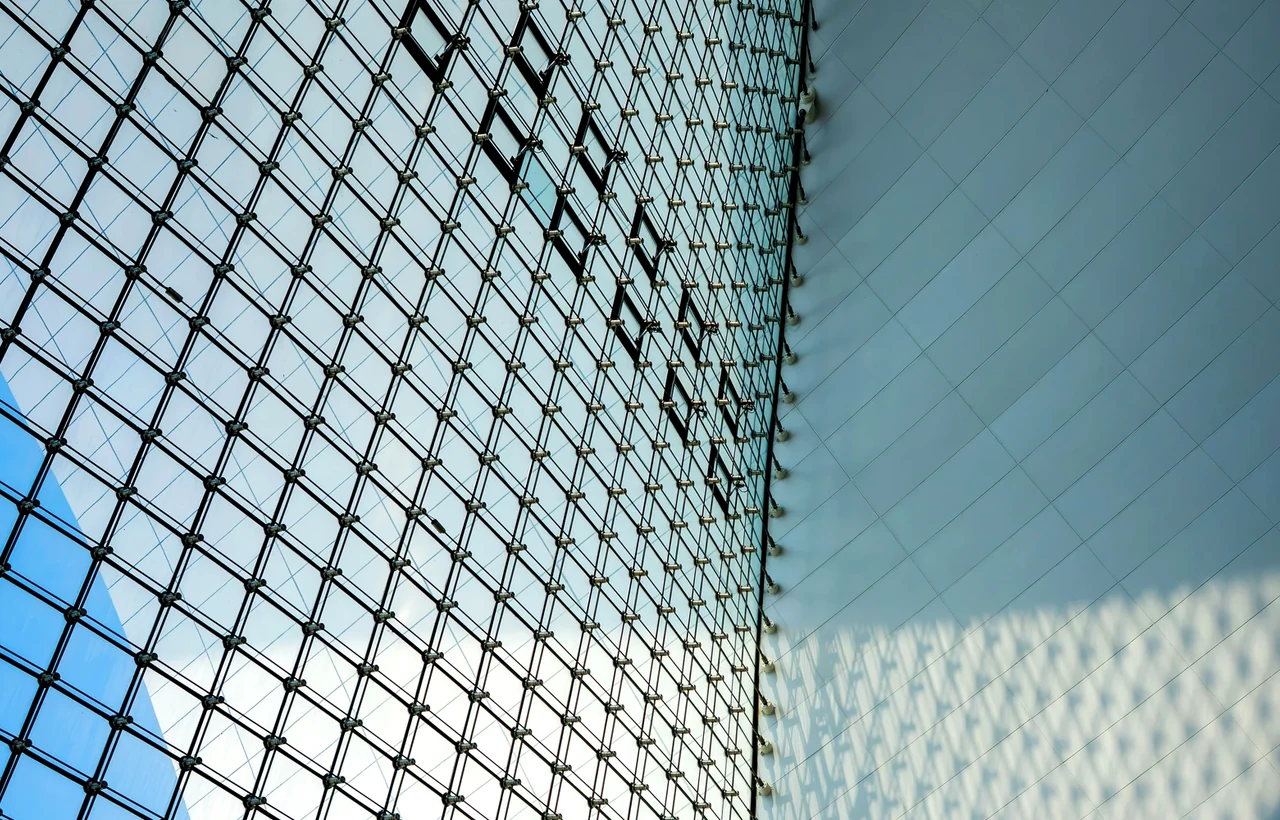 Fenster und Rahmen an einem Bürogebäude